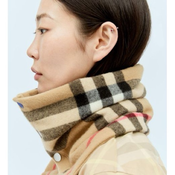 Burberry cashmere snood NWT - Picture 4 of 4